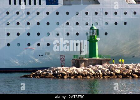 Großer weißer Kreuzergeschwader in der Nähe des Leuchtturms im Hafen von Split in Kroatien Stockfoto