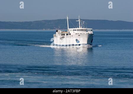 Das Passagierschiff kommt im Hafen Split von den kroatischen Inseln Stockfoto