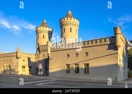 Potsdam, Brandenburg / Deutschland - 2018/07/29: Vorderansicht des Nauen Tores - Nauener Tor - historisches Potsdamer Tor, das einen Gotik Revival-Stil in der kontinentaleuropäischen Architektur darstellt Stockfoto