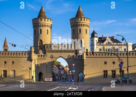 Potsdam, Brandenburg / Deutschland - 2018/07/29: Vorderansicht des Nauen Tores - Nauener Tor - historisches Potsdamer Tor, das einen Gotik Revival-Stil in der kontinentaleuropäischen Architektur darstellt Stockfoto