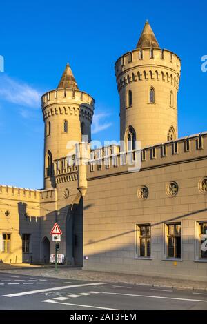 Potsdam, Brandenburg / Deutschland - 2018/07/29: Vorderansicht des Nauen Tores - Nauener Tor - historisches Potsdamer Tor, das einen Gotik Revival-Stil in der kontinentaleuropäischen Architektur darstellt Stockfoto