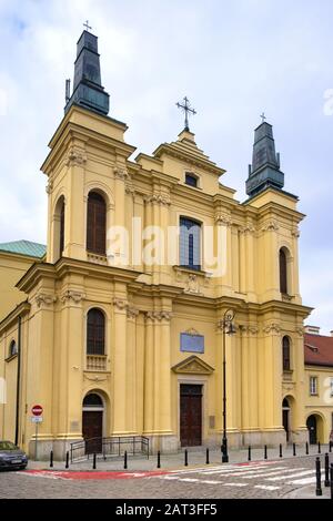 Warschau, Mazovia/Polen - 2018/12/15: Die katholische Kirche der franziskanischen Brüder des heiligen Franziskus Seraphic Stigmata an der Zakroczynska-Straße im historischen Warschauer Stadtteil Altstadt Stockfoto