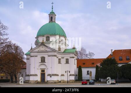 Warschau, Mazovia/Polen - 2018/12/15: Kloster der Nonnen der benediktinischen Anbetung am Marktplatz der neuen Stadt im historischen Warschauer Stadtteil Altstadt Stockfoto