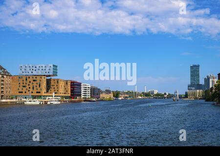 Berlin, Berlin Land / Deutschland - 2018/07/30: Panoramablick auf das südöstliche Viertel Berlins an der Spree mit moderner moderner Architektur Stockfoto