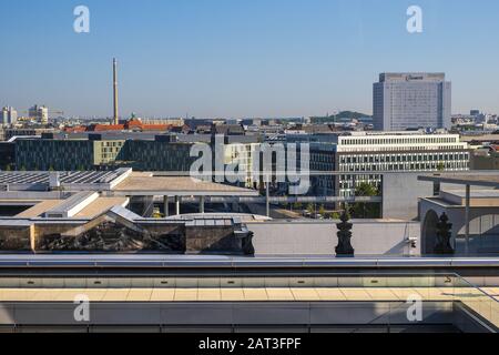 Berlin, Berlin/Deutschland - 2018/07/31: Blick auf die nördlichen Stadtteile Berlins mit dem Campus Charité Mitte, Abteilung für Neonatologie Stockfoto