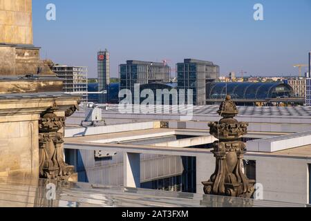 Berlin, Berlin Land / Deutschland - 2018/07/31: Panoramaaussicht auf den nördlichen Teil der Stadt mit dem Hauptbahnhof - Hauptbahnhof - an der Spree Stockfoto