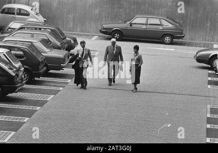 Berufung Staatsanwalt J. de Vries, ehemaliger RSV-Manager in Den Haag; de Vries (m), sein Rat (l) und bei Ankunft/Datum: 16. Juli 1986 Ort: Den Haag, Zuid-Holland Personenname: J. De Vries Stockfoto