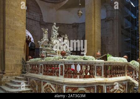 Alghero, Sardinien/Italien - 2018/08/07: Innenansicht der Domkirche von Alghero, auch bekannt als Kathedrale von St. Maria der Unbefleckte - Dom di Alghero - am Piazza Duomo im historischen Viertel der Altstadt von Alghero Stockfoto