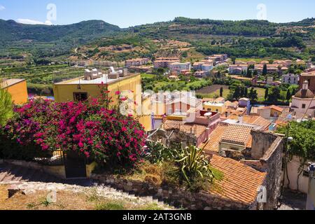 Bosa, Sardinien/Italien - 2018/08/13: Panoramaaussicht auf die Stadt Bosa und die umliegenden Hügel vom Hügel der Burg Malaspina aus gesehen - auch bekannt als Schloss von Serravalle