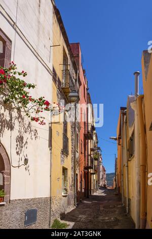 Bosa, Sardinien/Italien - 2018/08/13: Bosa historische Altstadt mit bunten Mietskasernen und schmalen Straße Via Muruidda Stockfoto