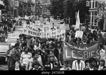 Schwule Befreiung In Amsterdam; Protestierende auf dem Weg Datum: 28. Juni 1980 Ort: Amsterdam, Noord-Holland Schlüsselwörter: Demonstrationen Stockfoto