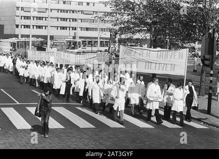 Mitarbeiter Unilever-Researchlab. Aus Duiven demonstrieren für das Büro Unilever in Rotterdam gegen bevorstehenden Schließung Datum: 12. Oktober 1978 Standort: Rotterdam, Zuid-Holland Schlüsselwörter: Arbeiter, Demonstrationen, Schließungen Name Der Einrichtung: Unilever Stockfoto