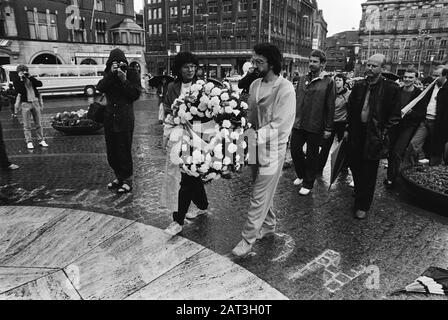 Schwule Befreiung In Amsterdam; Kranzniederlegung am Nationaldenkmal am Staudamm Datum: 28. Juni 1980 Ort: Amsterdam, Noord-Holland Schlüsselwörter: Kränze Institutionenname: Nationaldenkmal Stockfoto