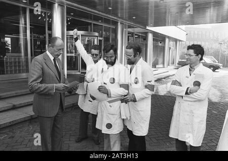 Mitarbeiter Unilever-Researchlab. Aus Duiven demonstrieren für das Büro Unilever in Rotterdam gegen bevorstehenden Schließung Datum: 12. Oktober 1978 Standort: Rotterdam, Zuid-Holland Schlüsselwörter: Arbeiter, Demonstrationen, Schließungen Name Der Einrichtung: Unilever Stockfoto