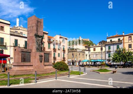 Bosa, Sardinien/Italien - 2018/08/13: Denkmal der Gefallenen - Monumento ai Caduti - am Corso Vittorio Emanuele im Stadtzentrum von Bosa mit Schloss Malaspina, das im Hintergrund als Schloss von Serravalle bekannt ist