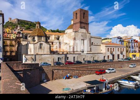 Bosa, Sardinien/Italien - 2018/08/13: Bosa-Kathedrale - Dom di Bosa - am Piazza Duomo am Temo-Flussdamm mit dem Schloss Malaspina - Schloss Serravalle - im Hintergrund Stockfoto