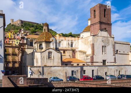 Bosa, Sardinien/Italien - 2018/08/13: Bosa-Kathedrale - Dom di Bosa - am Piazza Duomo am Temo-Flussdamm mit dem Schloss Malaspina - Schloss Serravalle - im Hintergrund Stockfoto