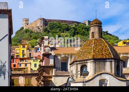 Bosa, Sardinien/Italien - 2018/08/13: Bosa-Kathedrale - Dom di Bosa - am Piazza Duomo am Temo-Flussdamm mit dem Schloss Malaspina - Schloss Serravalle - im Hintergrund Stockfoto