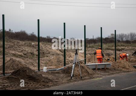 Bau eines Umfassungszauns um die illegalen Flüchtlingslager in Calais am Rande des Calais, der den Kanal nach Großbritannien überqueren möchte Stockfoto