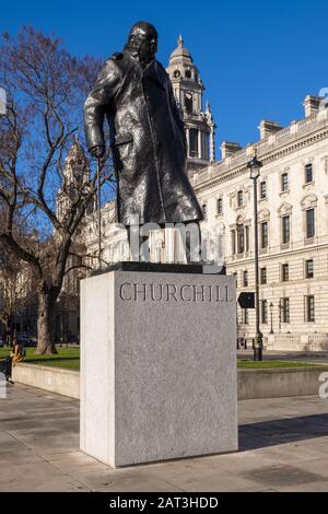 London, England/Großbritannien - 2019/01/28: Sir Winston Churchill-Statue von Ivor Roberts-Jones am Parliament Square in der City of Westminster Quarter in Central London Stockfoto