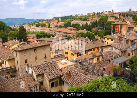 Perugia, Umbrien/Italien - 2018/05/28: Panoramablick auf das historische Viertel Perugia mit mittelalterlichen Häusern und Umbrien Tälern und Bergen im Hintergrund Stockfoto