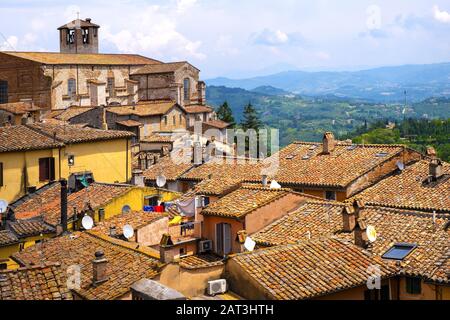 Perugia, Umbrien/Italien - 2018/05/28: Panoramablick auf das historische Viertel Perugia mit mittelalterlichen Häusern und Umbrien Tälern und Bergen im Hintergrund Stockfoto