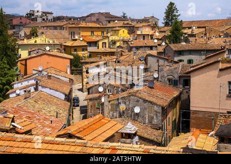 Perugia, Umbrien/Italien - 2018/05/28: Panoramablick auf das historische Viertel Perugia mit mittelalterlichen Häusern und Umbrien Tälern und Bergen im Hintergrund Stockfoto