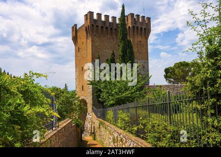 Perugia, Umbrien/Italien - 2018/05/28: Turm aus Stein und Bergfried der St. Angelo-Pforte - Cassero di Porta Santâ€™Angelo - in der Erzengelkirche St. Michel im historischen Viertel Perugia Stockfoto