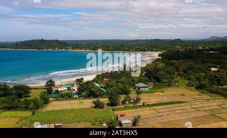 Große Lagune, Blick von oben. Luzon Island Coast, Philippinen. Blaues Meer und sandiger Strand. Sommer- und Urlaubskonzept. Stockfoto