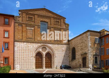 Perugia, Umbrien/Italien - 2018/05/28: St. Augustin Gotische Kirche - Chiesa e Oratorio di Santâ€™Agostino am Piazza Domenico Lupatelli Platz im historischen Viertel Perugia Stockfoto