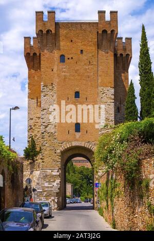 Perugia, Umbrien/Italien - 2018/05/28: Turm aus Stein und Bergfried der St. Angelo-Pforte - Cassero di Porta Santâ€™Angelo - in der Erzengelkirche St. Michel im historischen Viertel Perugia Stockfoto