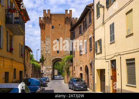 Perugia, Umbrien/Italien - 2018/05/28: Turm aus Stein und Bergfried der St. Angelo-Pforte - Cassero di Porta Santâ€™Angelo - in der Erzengelkirche St. Michel im historischen Viertel Perugia Stockfoto