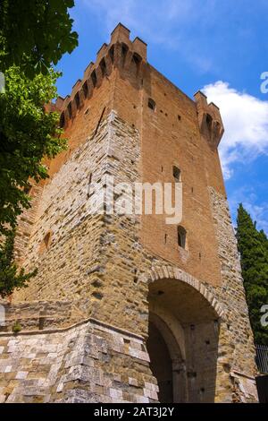 Perugia, Umbrien/Italien - 2018/05/28: Turm aus Stein und Bergfried der St. Angelo-Pforte - Cassero di Porta Santâ€™Angelo - in der Erzengelkirche St. Michel im historischen Viertel Perugia Stockfoto