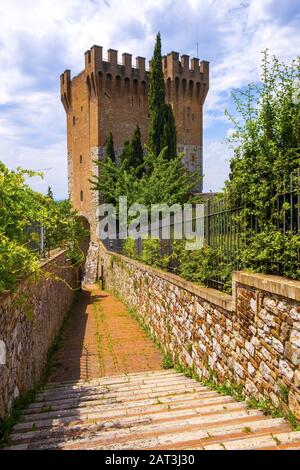 Perugia, Umbrien/Italien - 2018/05/28: Turm aus Stein und Bergfried der St. Angelo-Pforte - Cassero di Porta Santâ€™Angelo - in der Erzengelkirche St. Michel im historischen Viertel Perugia Stockfoto