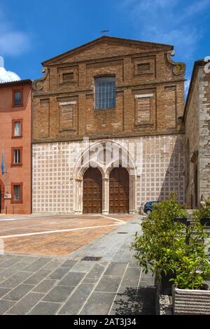 Perugia, Umbrien/Italien - 2018/05/28: St. Augustin Gotische Kirche - Chiesa e Oratorio di Santâ€™Agostino am Piazza Domenico Lupatelli Platz im historischen Viertel Perugia Stockfoto