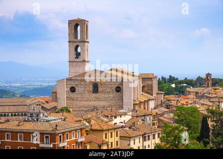 Perugia, Umbrien/Italien - 2018/05/28: Panoramablick auf die Berge und Hügel der Region Perugia und Umbrien mit der Domenico Basilika - Basilika di San Domenico Stockfoto