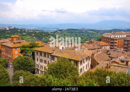 Perugia, Umbrien/Italien - 2018/05/28: Panoramablick auf das historische Viertel Perugia mit mittelalterlichen Häusern und Umbrien Tälern und Bergen im Hintergrund Stockfoto