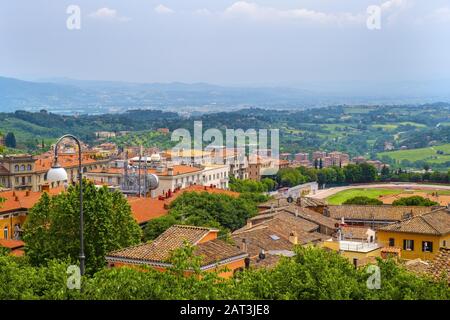 Perugia, Umbrien/Italien - 2018/05/28: Panoramablick auf das historische Viertel Perugia mit mittelalterlichen Häusern und Umbrien Tälern und Bergen im Hintergrund Stockfoto