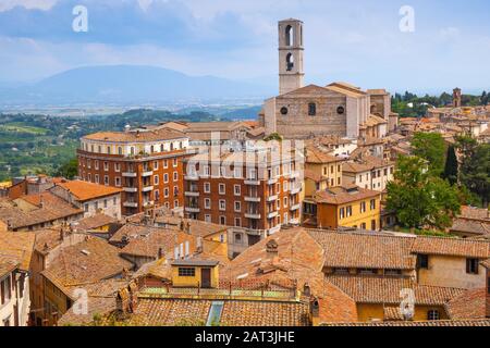 Perugia, Umbrien/Italien - 2018/05/28: Panoramablick auf die Berge und Hügel der Region Perugia und Umbrien mit der Domenico Basilika - Basilika di San Domenico Stockfoto