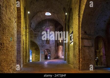 Perugia, Umbrien/Italien - 2018/05/28: unterirdische Gänge und Kammern aus dem 16. Jahrhundert, Rocca Paolina Festung aus Stein in Perugia Altstadt Stockfoto