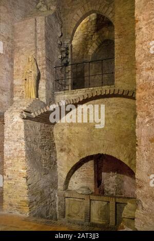 Perugia, Umbrien/Italien - 2018/05/28: unterirdische Gänge und Kammern aus dem 16. Jahrhundert, Rocca Paolina Festung aus Stein in Perugia Altstadt Stockfoto