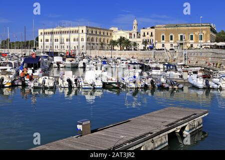 Trani, Apulien/Italien - 06.08.24: Panoramaaussicht auf den Yachthafen Trani Adria mit an den Piers angedockten Booten und Jachten, die mit der Promenade Via Statuti Maritimi umkreist sind. Stockfoto