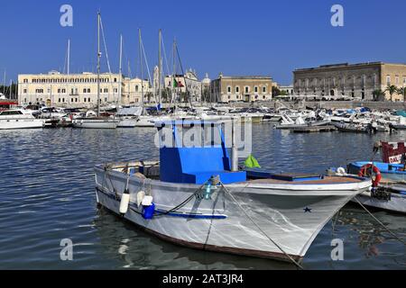 Trani, Apulien/Italien - 06.08.24: Panoramaaussicht auf den Yachthafen Trani Adria mit an den Piers angedockten Booten und Jachten, die mit der Promenade Via Statuti Maritimi umkreist sind. Stockfoto