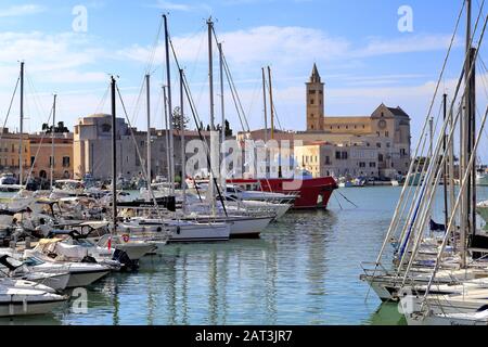 Trani, Apulien/Italien - 06.08.24: Panoramaaussicht auf den Yachthafen Trani Adria mit an den Piers angedockten Booten und Jachten, die mit der Promenade Via Statuti Maritimi umkreist sind. Stockfoto