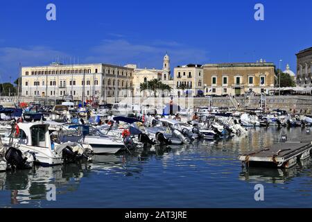 Trani, Apulien/Italien - 06.08.24: Panoramaaussicht auf den Yachthafen Trani Adria mit an den Piers angedockten Booten und Jachten, die mit der Promenade Via Statuti Maritimi umkreist sind. Stockfoto