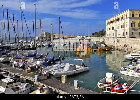 Trani, Apulien/Italien - 06.08.24: Panoramaaussicht auf den Yachthafen Trani Adria mit an den Piers angedockten Booten und Jachten, die mit der Promenade Via Statuti Maritimi umkreist sind. Stockfoto