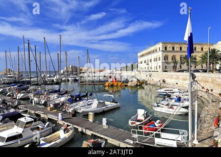 Trani, Apulien/Italien - 06.08.24: Panoramaaussicht auf den Yachthafen Trani Adria mit an den Piers angedockten Booten und Jachten, die mit der Promenade Via Statuti Maritimi umkreist sind. Stockfoto