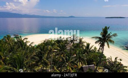 Schöner Strand. Blick auf Nizza Tropischer Strand mit Palmen rund um. Urlaub und Ferienhäuser Konzept. Tropical Beach. Digyo Island, Philippinen. Stockfoto
