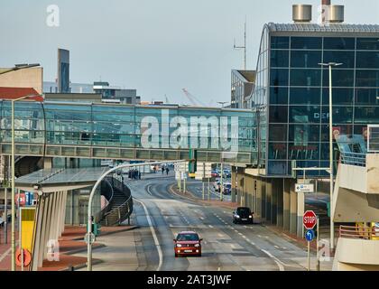 Bremerhavener 16. Januar 2020: Anschluss eines Glastunnels an das Einkaufszentrum, der die Besucher der Hafenwelten ins Zentrum bringt Stockfoto