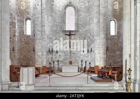 Trani, Apulien/Italien - 06.08.24: Innenansicht der Kathedrale St. Nikolaus Der Pilgrim - Cattedrale di San Nicola Pellegrino - am Piazza Duomo in der Altstadt von Trani. Stockfoto